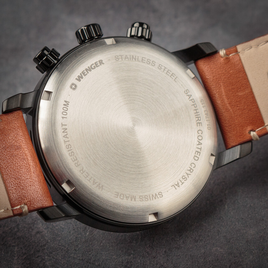 Dýnko prozradí, že hodinky mají 100metrovou voděodolnost a sklíčko se safírovou vrstvou.